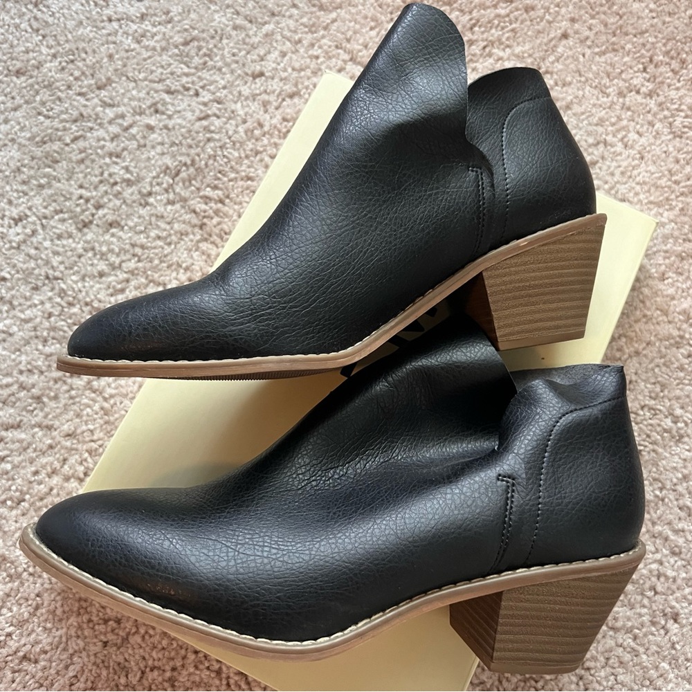 Women’s 11 Bootlets. Universal Thread. Nearly new